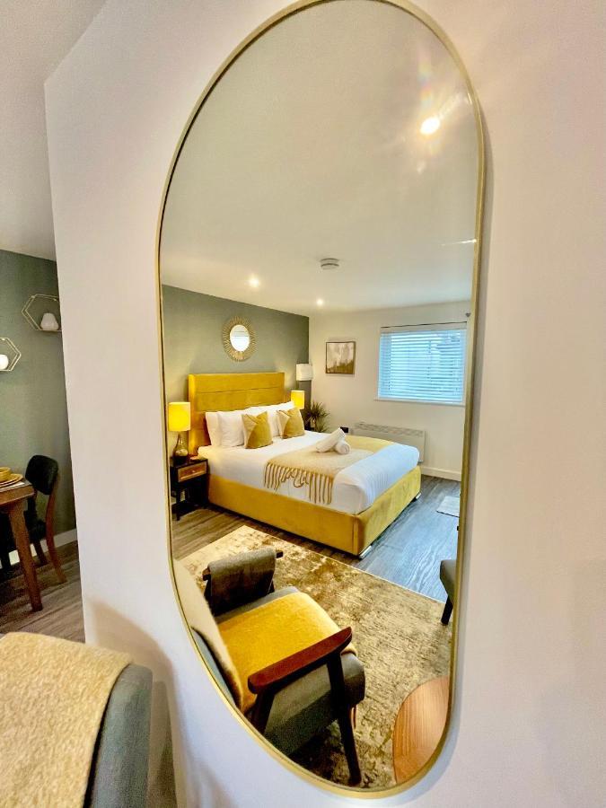 A Cozy Hideaway With Balcony - Close To Beach บอร์นมัธ ภายนอก รูปภาพ