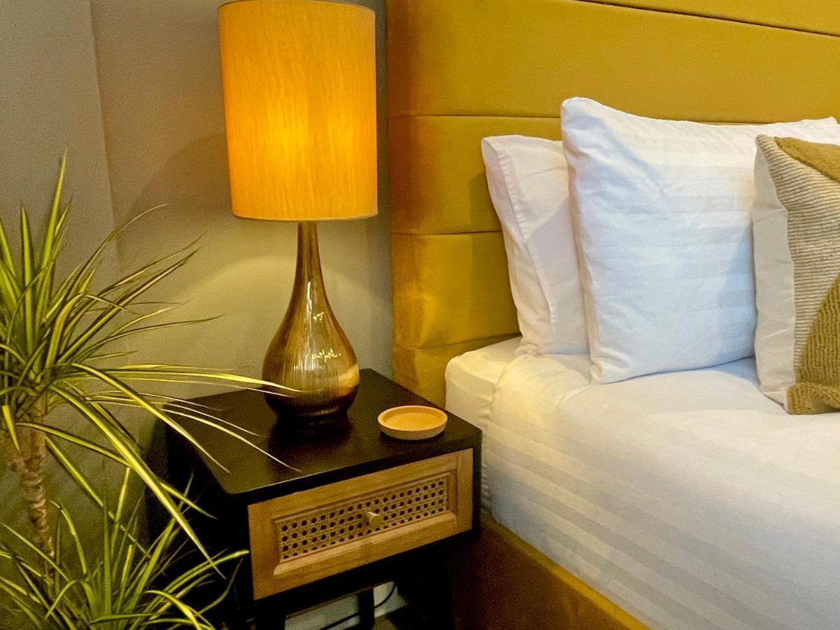 A Cozy Hideaway With Balcony - Close To Beach บอร์นมัธ ภายนอก รูปภาพ